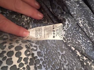 Blusa Animal Print Azul y Negro. de el corte inglé