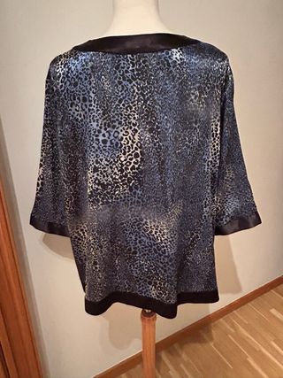 Blusa Animal Print Azul y Negro. de el corte inglé