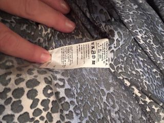 Blusa Animal Print Azul y Negro. de el corte inglé