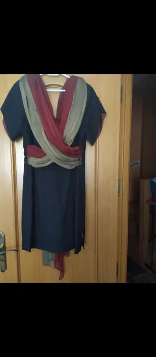 Vestido fiesta negro con adornos rojos y beige