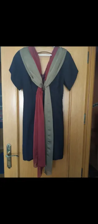 Vestido fiesta negro con adornos rojos y beige