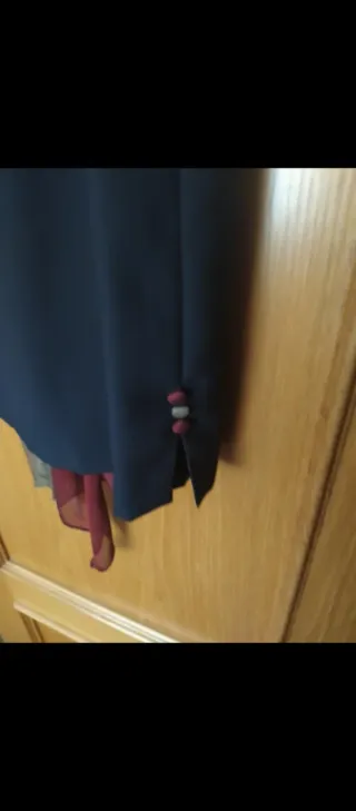 Vestido fiesta negro con adornos rojos y beige