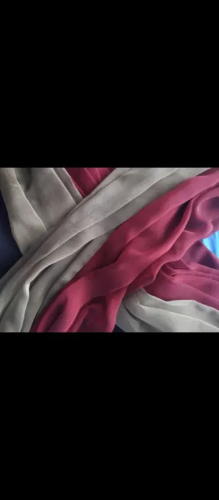 Vestido fiesta negro con adornos rojos y beige