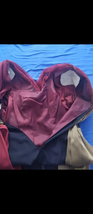 Vestido fiesta negro con adornos rojos y beige