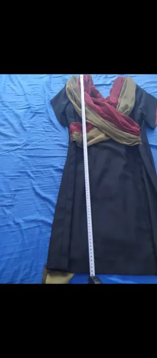 Vestido fiesta negro con adornos rojos y beige