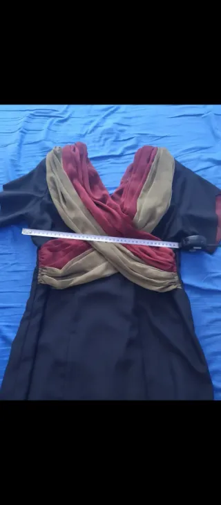 Vestido fiesta negro con adornos rojos y beige