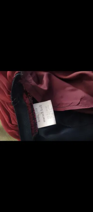 Vestido fiesta negro con adornos rojos y beige