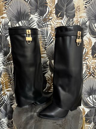 Stivali neri con risvolto e lucchetto