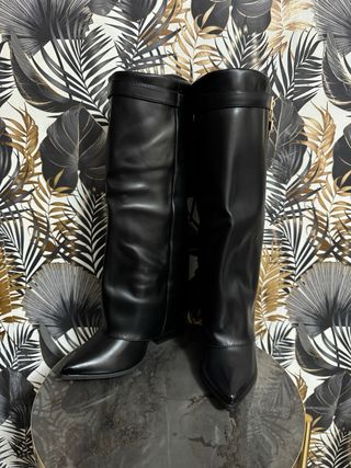 Stivali neri con risvolto e lucchetto