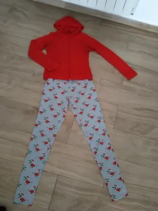 Conjunto Sudadera Roja y Pantalón Negro