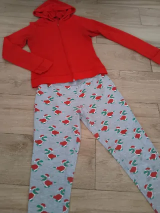 Conjunto Sudadera Roja y Pantalón Negro