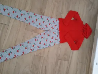 Conjunto Sudadera Roja y Pantalón Negro