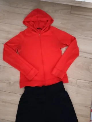 Conjunto Sudadera Roja y Pantalón Negro