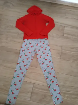 Conjunto Sudadera Roja y Pantalón Negro