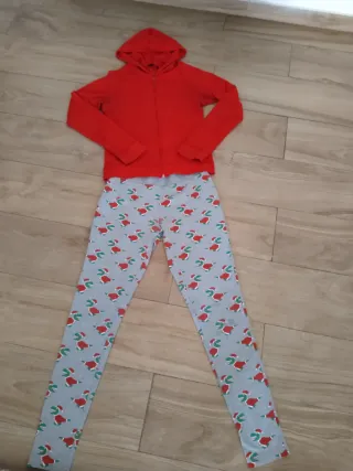 Conjunto Sudadera Roja y Pantalón Negro