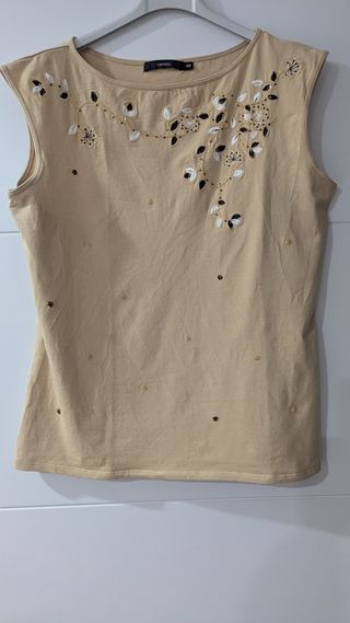 Camiseta Cortefiel beige o Blusa Fuego Rosa