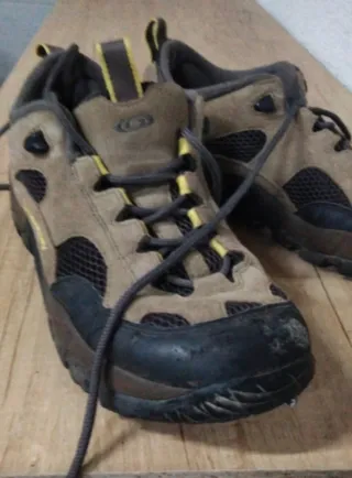 Zapatos de senderismo marrones y negros