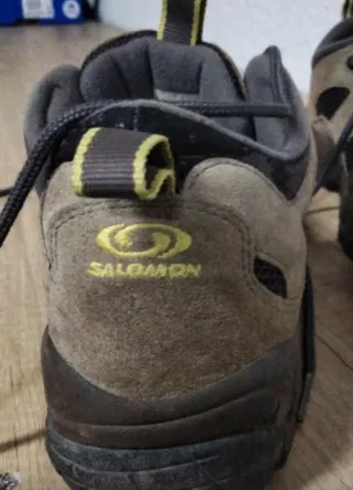 Zapatos de senderismo marrones y negros