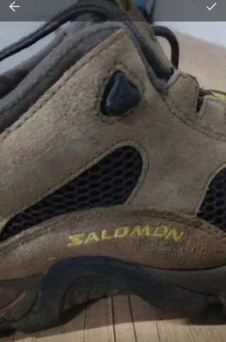 Zapatos de senderismo marrones y negros