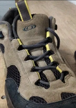 Zapatos de senderismo marrones y negros