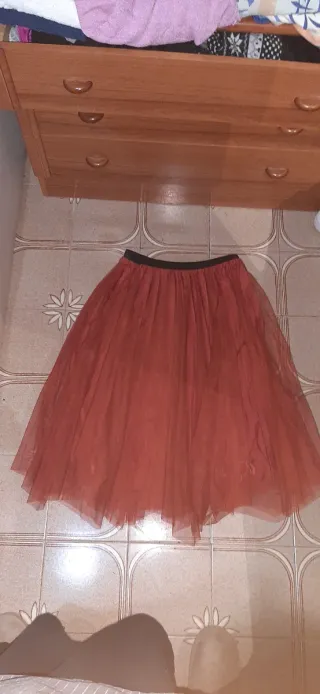 Falda plisada marron y naranja