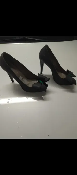 Zapatos de tacón fino negros con detalle verde