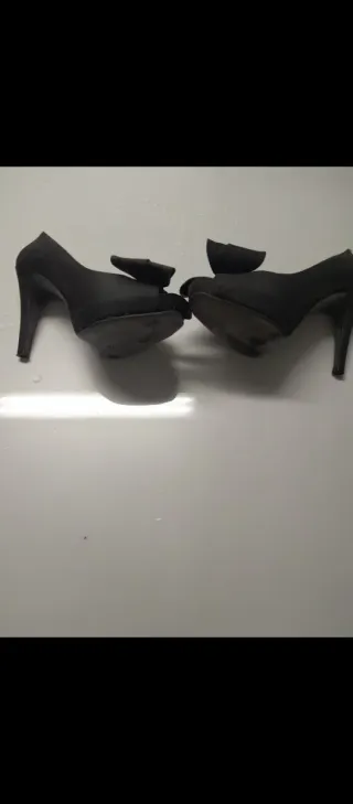 Zapatos de tacón fino negros con detalle verde