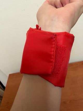 Monedero de muñeca rojo