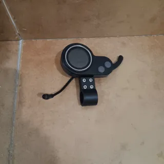 Display con gatillo para patinete