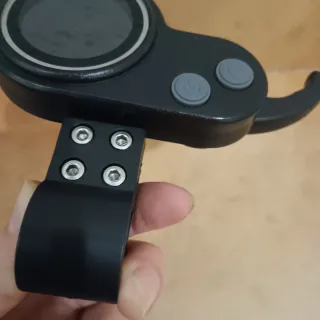 Display con gatillo para patinete