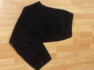 Pantalón negro con goma en cintura y tobillo