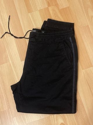 Pantalón negro con goma en cintura y tobillo