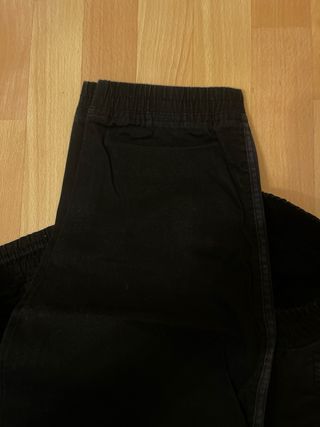 Pantalón negro con goma en cintura y tobillo