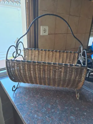 Revistero mimbre y forja