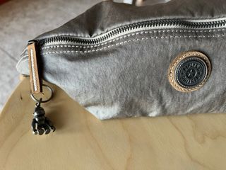 Riñonera Kipling plateada