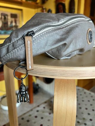 Riñonera Kipling plateada