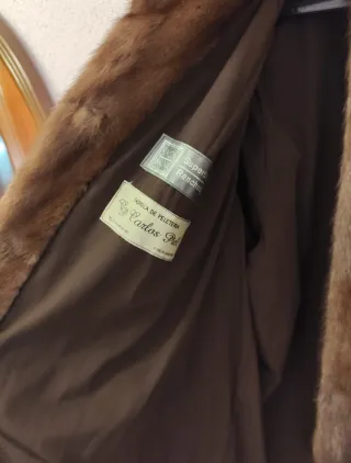 Abrigo de pelo marrón de gran calidad