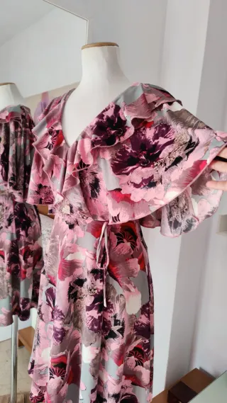 Vestido cut out espalda mangas capa S 36