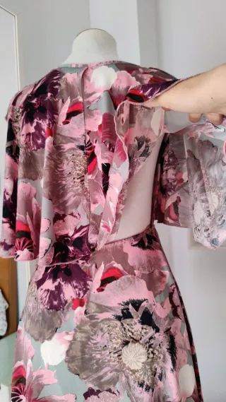 Vestido cut out espalda mangas capa S 36