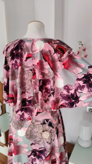 Vestido cut out espalda mangas capa S 36