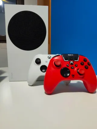 Xbox Series S Blanca y Mando Rojo
