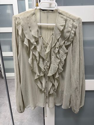 Camisa beige con volantes