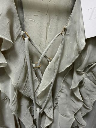 Camisa beige con volantes