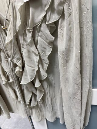 Camisa beige con volantes