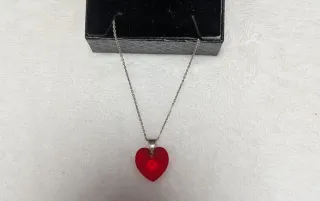 Colgante Corazón Rojo y Cadena Plateada