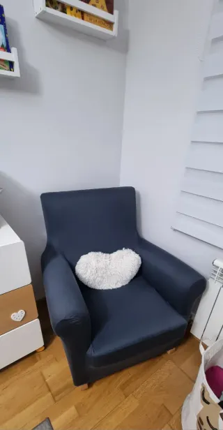 Poltrona a dondolo in tessuto e legno blu