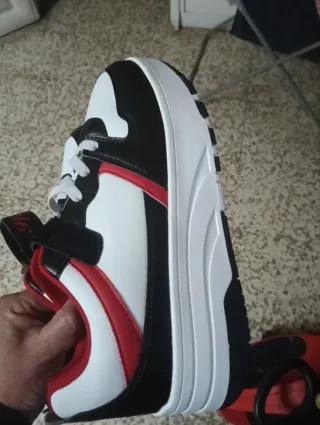 Zapatillas con ruedas negras, rojas y blancas