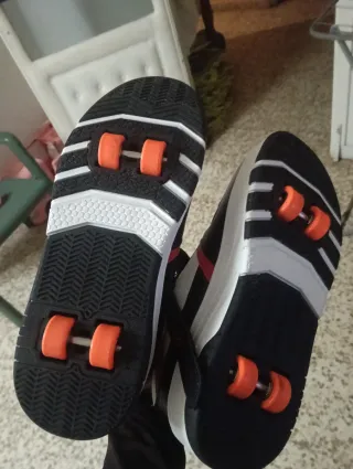 Zapatillas con ruedas negras, rojas y blancas