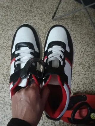 Zapatillas con ruedas negras, rojas y blancas