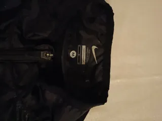 Nike Giacca Nera con Dettagli Fluo – Uomo Taglia M